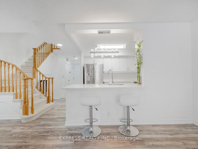 1206 - 28 Sommerset Way