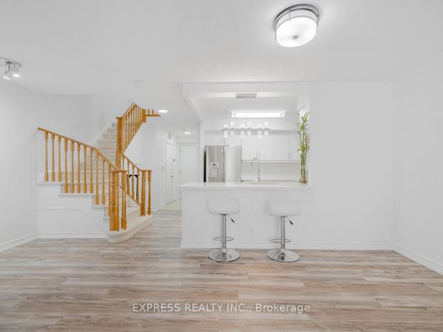 1206 - 28 Sommerset Way