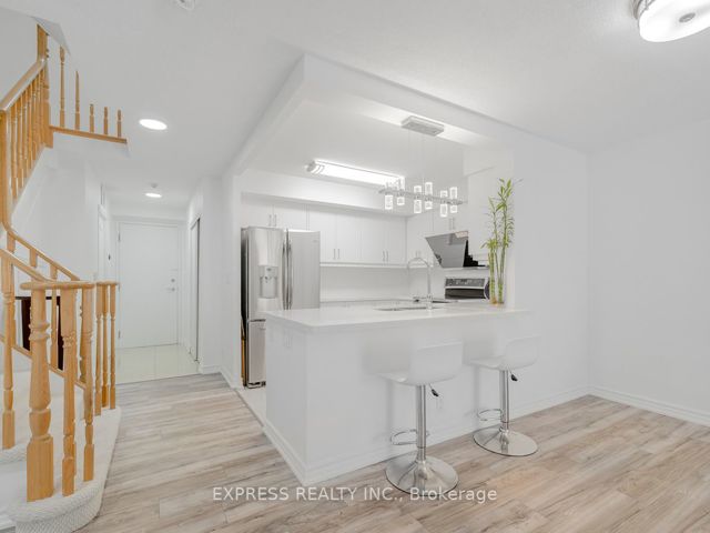 1206 - 28 Sommerset Way