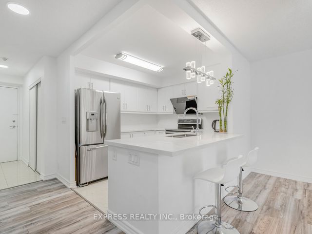 1206 - 28 Sommerset Way