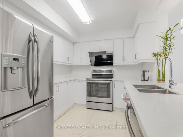 1206 - 28 Sommerset Way