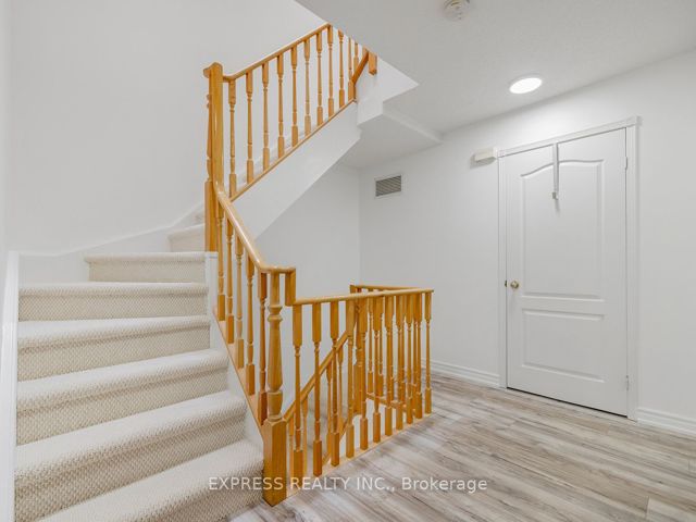 1206 - 28 Sommerset Way