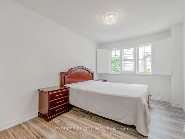 1206 - 28 Sommerset Way