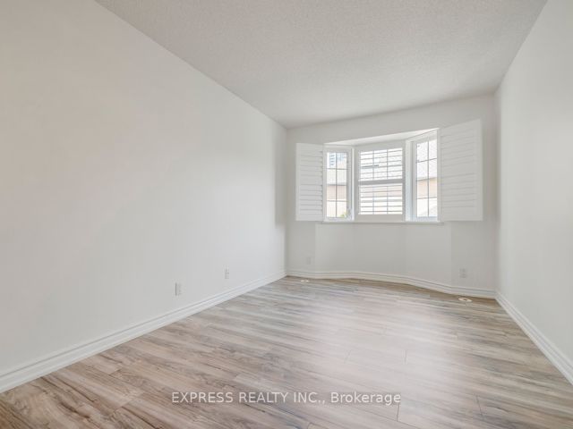 1206 - 28 Sommerset Way