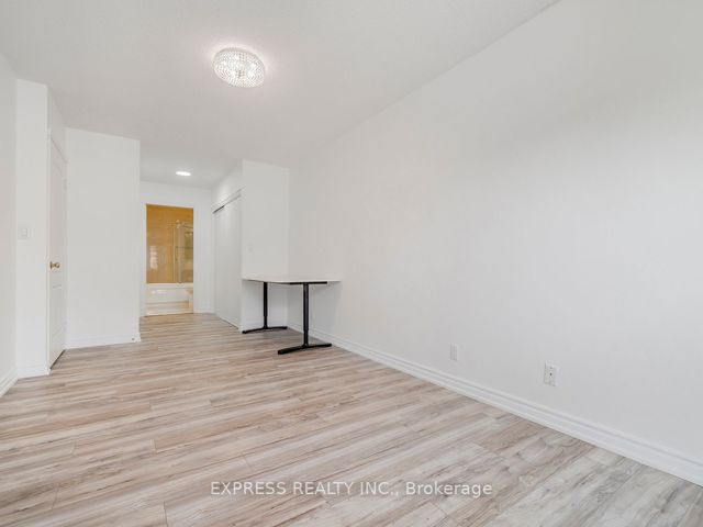 1206 - 28 Sommerset Way