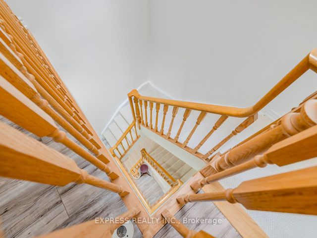 1206 - 28 Sommerset Way
