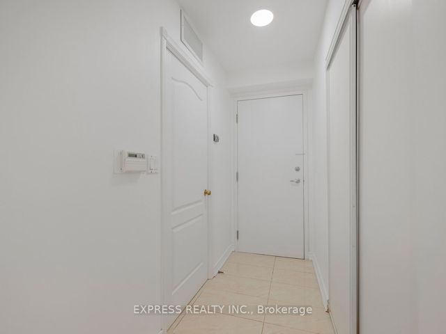 1206 - 28 Sommerset Way