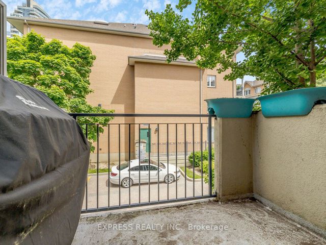 1206 - 28 Sommerset Way