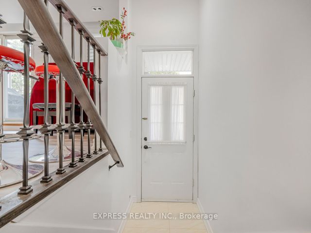 1206 - 28 Sommerset Way