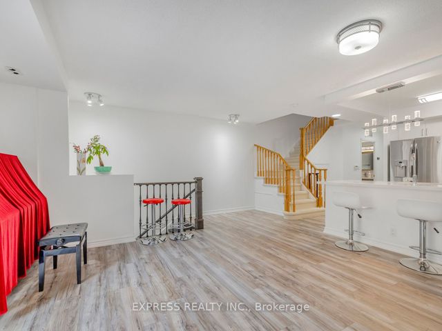 1206 - 28 Sommerset Way