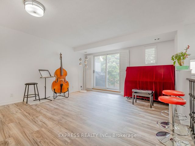 1206 - 28 Sommerset Way