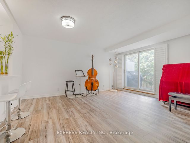 1206 - 28 Sommerset Way