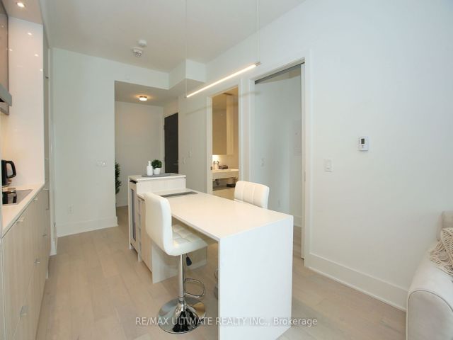 2302 - 11 Yorkville Ave