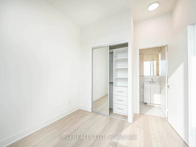 4301 - 15 Mercer St