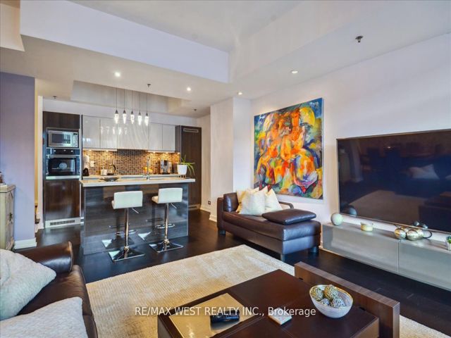 TH1 - 220 George St
