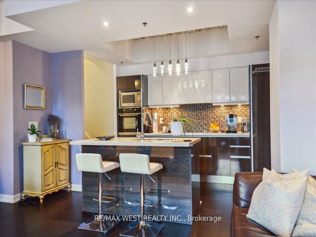 TH1 - 220 George St
