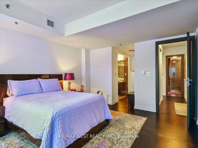 TH1 - 220 George St
