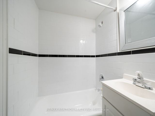405 - 25 Bedford Rd