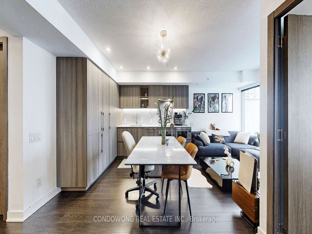 1810 - 19 Bathurst St