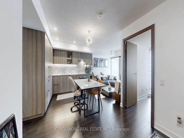 1810 - 19 Bathurst St