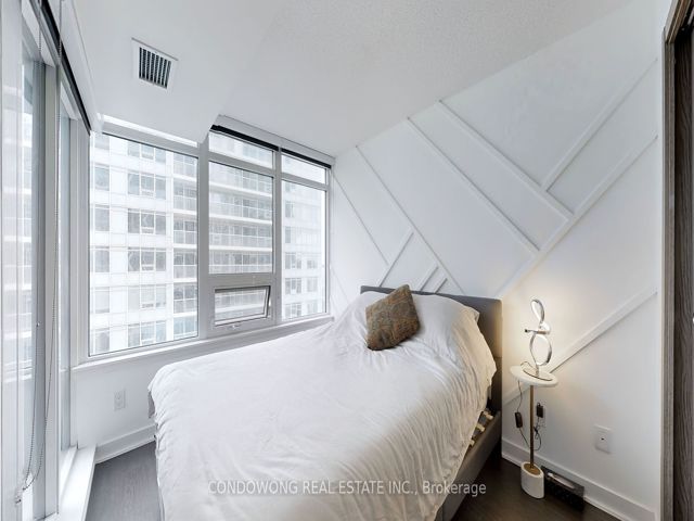 1810 - 19 Bathurst St
