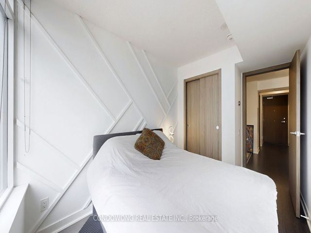 1810 - 19 Bathurst St