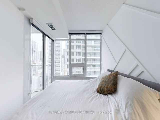 1810 - 19 Bathurst St