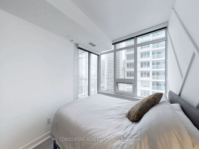 1810 - 19 Bathurst St