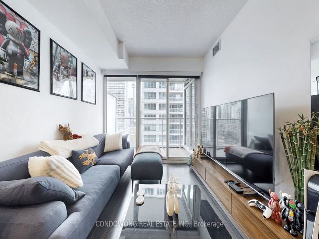 1810 - 19 Bathurst St