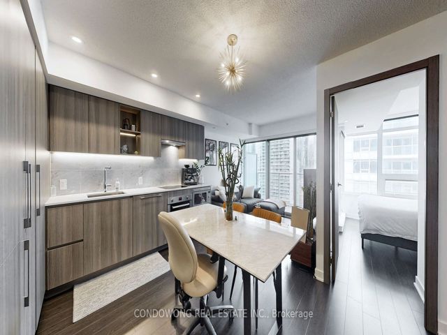 1810 - 19 Bathurst St