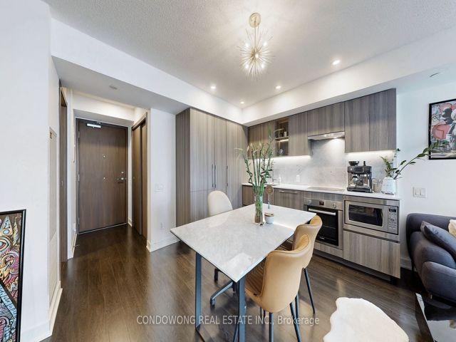 1810 - 19 Bathurst St