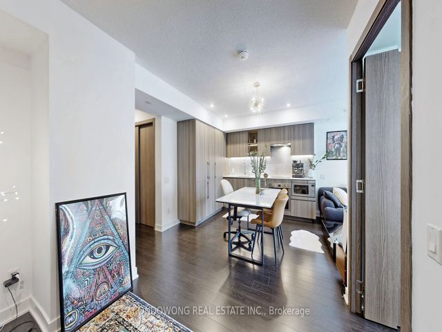 1810 - 19 Bathurst St