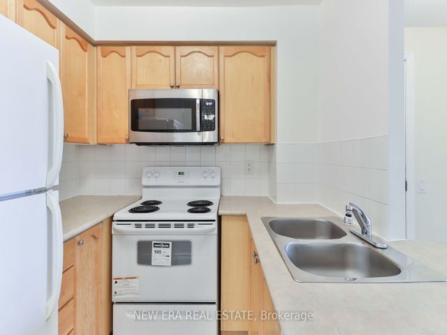 313 - 21 Hillcrest Ave