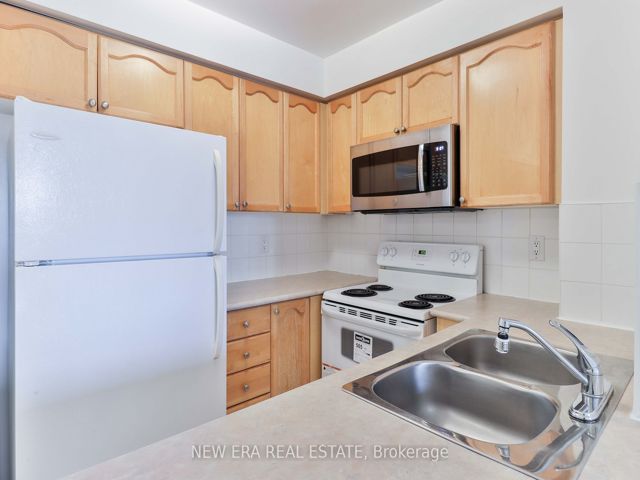 313 - 21 Hillcrest Ave