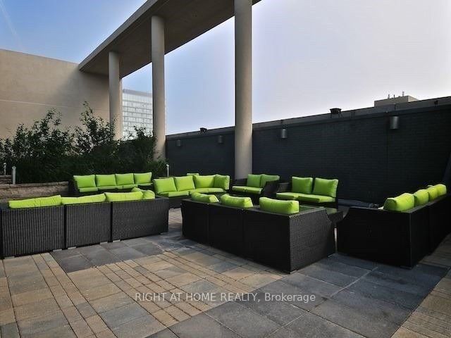1607 - 770 Bay St