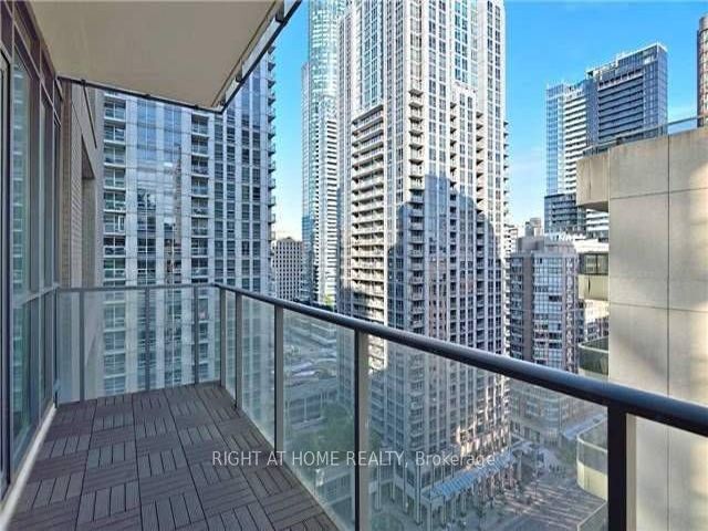 1607 - 770 Bay St