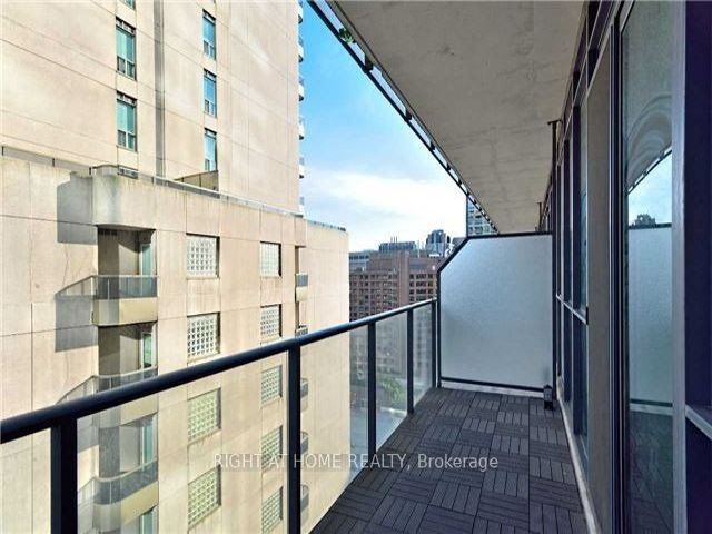 1607 - 770 Bay St