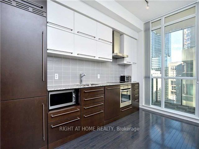 1607 - 770 Bay St