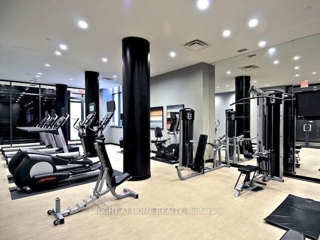 1607 - 770 Bay St