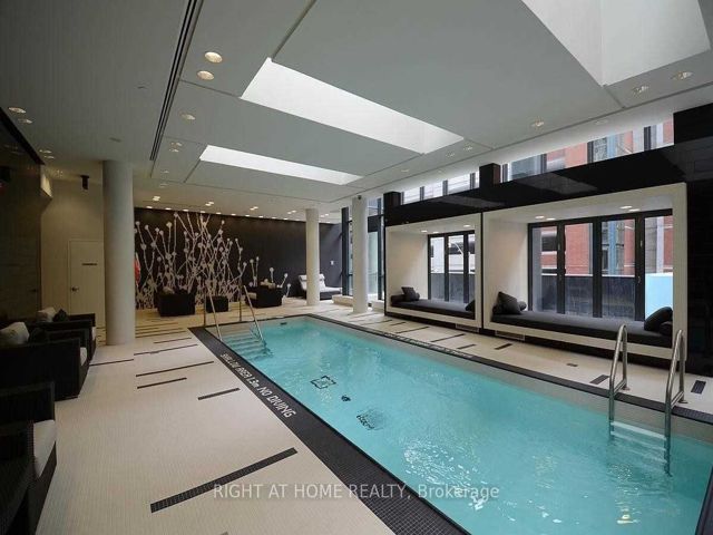1607 - 770 Bay St
