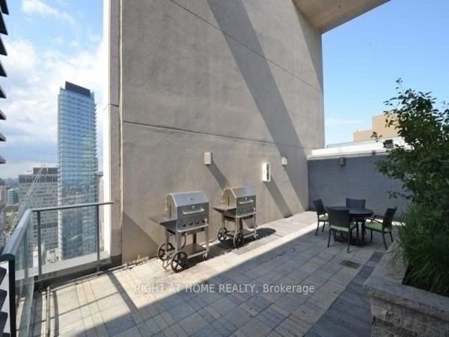 1607 - 770 Bay St