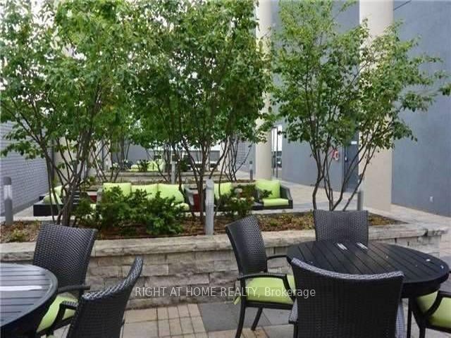 1607 - 770 Bay St