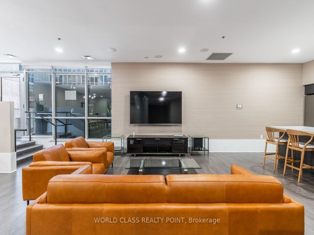 705 - 375 King St W