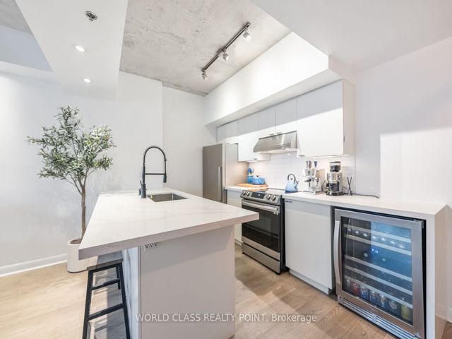 705 - 375 King St W