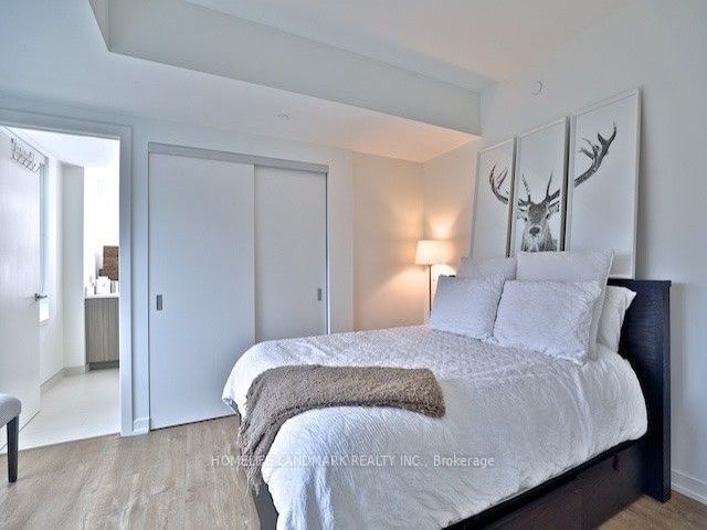 303 - 223 St Clair Ave W