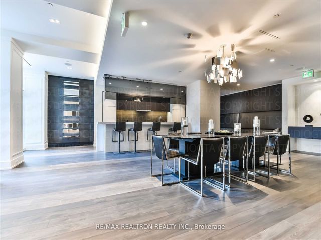 808 - 6 Parkwood Ave