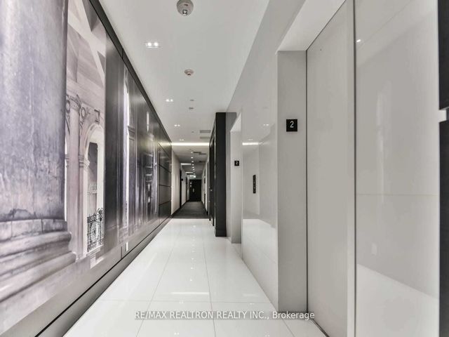 808 - 6 Parkwood Ave