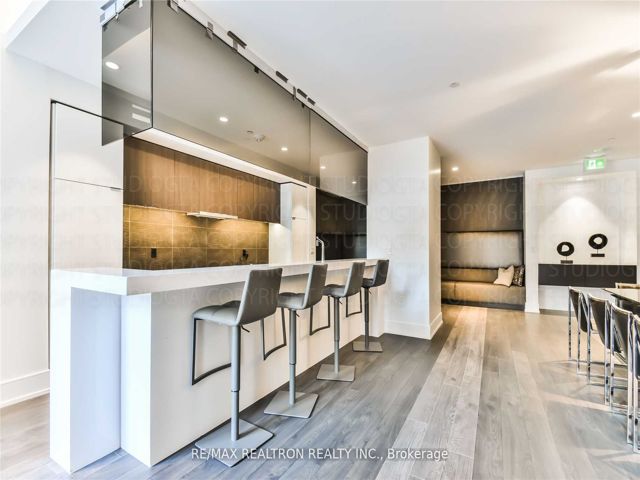 808 - 6 Parkwood Ave
