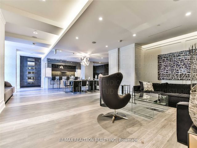 808 - 6 Parkwood Ave
