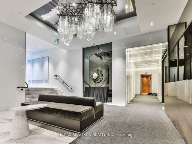 808 - 6 Parkwood Ave